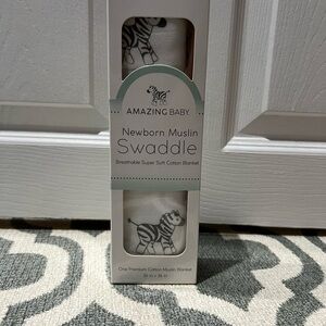NIB Amazing Baby - Sensory Muslin Swaddle Blanket
